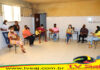 Secretaria de Assistência Social, em reunião com representantes de Associação, agenda realização de cursos e serviços na Santa Madalena:SAJ