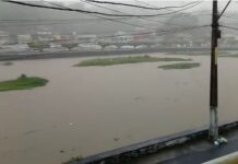 Fortes chuvas que se precipitaram nesse sábado, inundaram ruas e provocaram prejuízos de infraestrutura, em NAZARÉ DAS FARINHAS
