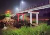 Cabeceira de ponte cai em Brusque e carros ficam presos
