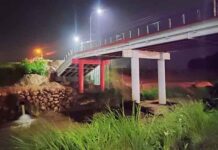 Cabeceira de ponte cai em Brusque e carros ficam presos