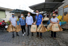 Prefeito Genival e Secretária de Agricultura e Abastecimento, Dra. Nil Barreto, entregaram 300 kits na Feira Livre: SAJ