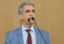 ALBA: Robinson indica ao Governo da Bahia recuperação asfáltica em Dom Macedo Costa