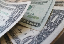 Dólar cai para R$ 5,07 e fecha no menor valor em quase um mês