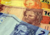 Dólar cai com alívio externo e fecha no menor valor em duas semanas