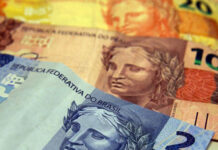 Dólar cai com alívio externo e fecha no menor valor em duas semanas