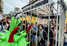 Mesmo com chuva, manifestantes fazem protesto contra Bolsonaro em Salvador