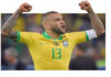 Medalhista mais velho da história no futebol masculino, Daniel Alves recebe fila de mexicanos para foto