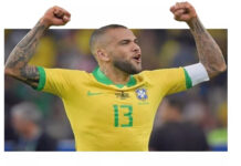 Medalhista mais velho da história no futebol masculino, Daniel Alves recebe fila de mexicanos para foto