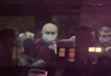 Ministro da Saúde mostra dedo do meio para manifestantes em Nova York