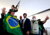 Pediatras repudiam foto de Bolsonaro com criança com arma: “Não é brinquedo”