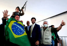 Pediatras repudiam foto de Bolsonaro com criança com arma: “Não é brinquedo”