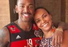 Mãe de Nego do Borel registra desaparecimento do cantor em delegacia
