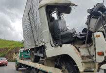 Homem morre e outro fica ferido em batida que arrancou teto de caminhão