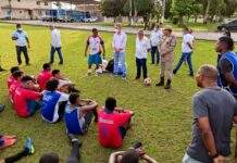 Deputado Robinson Almeida entrega material esportivo para equipe do professor Carlinhos do Bahia no 14º BPM, em SAJ
