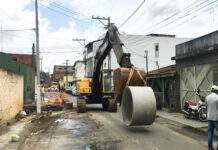 Prefeitura de Santo Antônio de Jesus executa obra de abertura e limpeza do canal na Rua Viriato Lobo