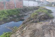 Prefeitura de salinas da Margarida, por meio da Secretaria de Serviços Públicos começou a executar a desobstrução e limpeza de um canal no Campo da Bola, distrito de Encarnação