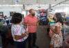 MUNIZ FERREIRA: Secretária de Educação checa, em Feira de Santana, fardamento para alunos dos alunos do colégio Dalmácio