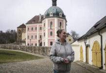 ‘Princesas’ ucranianas em castelo sonham com volta para casa