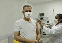 Governador recebe quarta dose da vacina contra a Covid-19