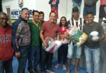 Prefeitura de Muniz Ferreira faz entrega de material esportivo para equipes de futsal