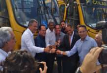 Em Salvador, Prefeito de Muniz Ferreira recebe ônibus escolar 0 km