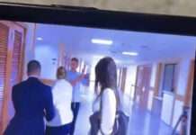 Acusada de racismo, mulher agride jornalistas para não ser filmada após audiência