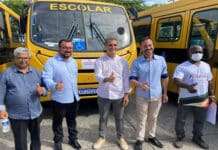 Ao lado de Rui e Jerônimo, deputado Robinson Almeida entrega ônibus escolar para Dom Macedo Costa