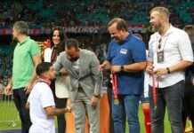 Governador em exercício prestigia a final do campeonato baiano na Arena Fonte Nova; partida arrecadou alimentos para o Bahia Sem Fome