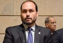 Carlos e ex de Bolsonaro receberam R$ 477 mil em dinheiro; MP apura caso
