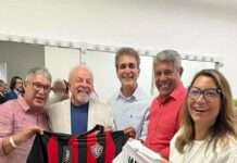 Deputados Robinson e Rosemberg presenteiam Lula com camisa do Vitória: “torcedor ilustre”