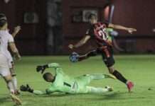 Zagueiro artilheiro decide e Vitória vence o Sampaio Corrêa de virada