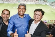 Jerônimo Rodrigues assiste jogo do Bahia na Fonte Nova ao lado de embaixador árabe e presidente da BYD