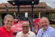 SAJ: Robinson Almeida entrega trator com implementos agrícolas em Cruzeiro do Riachão