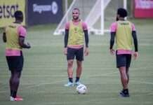 De olho em classificação, Vitória recebe o ameaçado Atlético