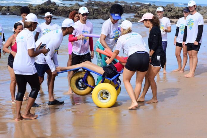 Banho de mar assistido possibilita inclusão para pessoas com deficiência em Salvador – Secretaria de Comunicação