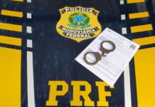 Em Guaraí/TO, PRF prende homem foragido da justiça por vários crimes — Polícia Rodoviária Federal Os delitos que constam no documento são ameaça, dano qualificado, receptação e lesão corporal