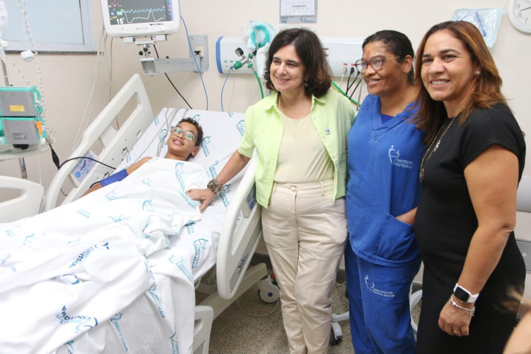 Em Salvador, ministra da Saúde visita hospital estadual referência no Logo