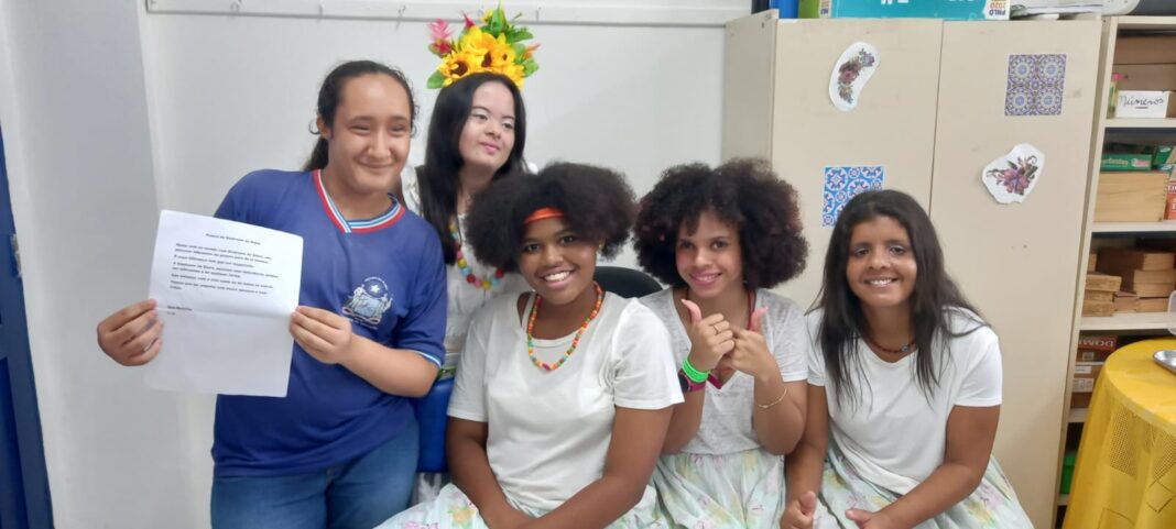 Estudantes celebram com suas famílias o Dia Internacional da Síndrome Logo