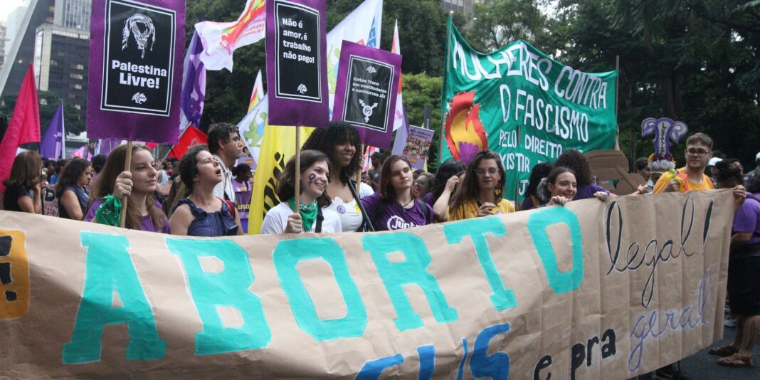 Na Paulista, marcha pede legalização do aborto e igualdade de Na Paulista, marcha pede legalização do aborto e igualdade de gênero