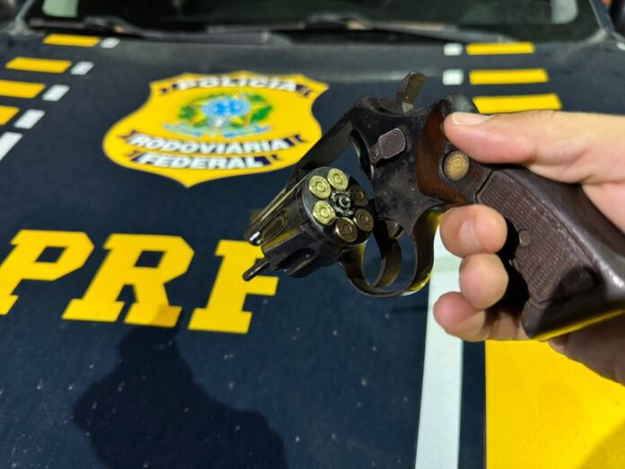 PRF apreende duas armas de fogo e prende foragido da Justiça em Boa Vista/RR — Polícia Rodoviária Federal