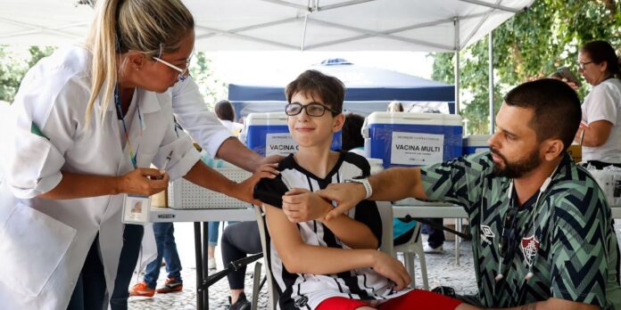 Rio começa a imunizar crianças de 12 anos contra a dengue