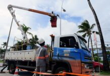 Zeladoria da iluminação na orla de Salvador inclui retirada de fiações expostas, substituição e pintura de postes Zeladoria da iluminação na orla de Salvador inclui retirada de fiações expostas, substituição e pintura de postes