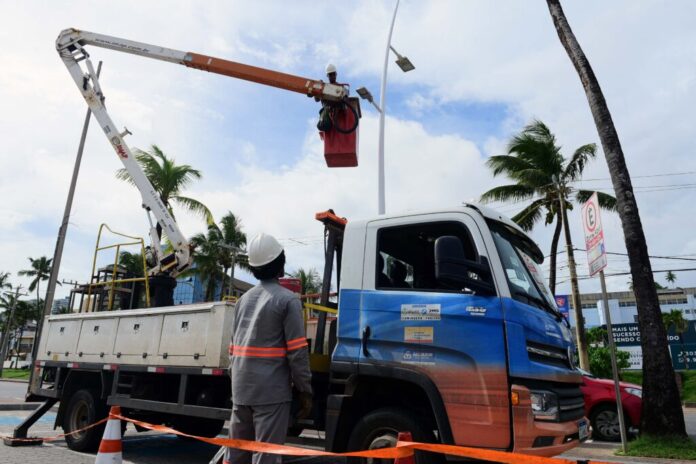 Zeladoria da iluminação na orla de Salvador inclui retirada de fiações expostas, substituição e pintura de postes