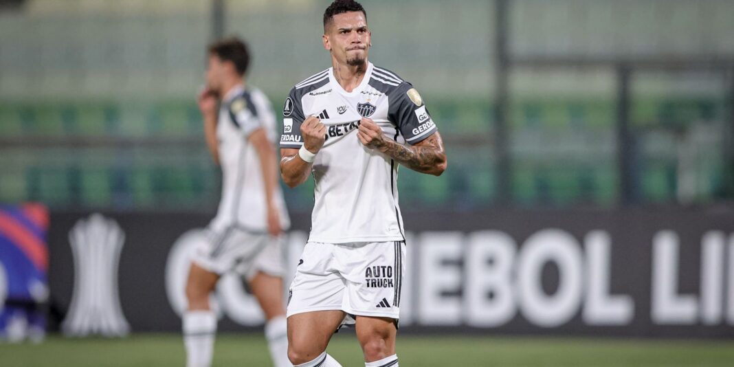 Com dois de Paulinho, Atlético-MG goleia Caracas na Libertadores Com dois de Paulinho, Atlético-MG goleia Caracas na Libertadores