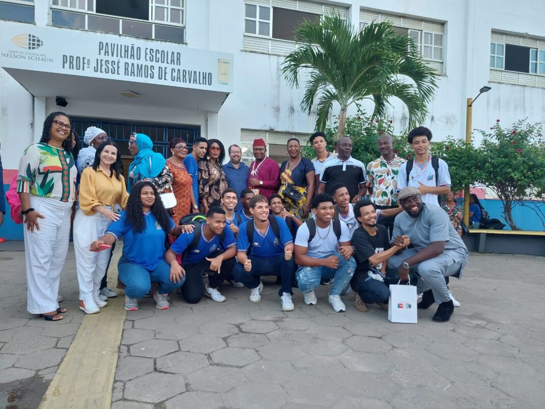 Comitiva da República de Camarões visita fábrica-escola do CEEP do Logo