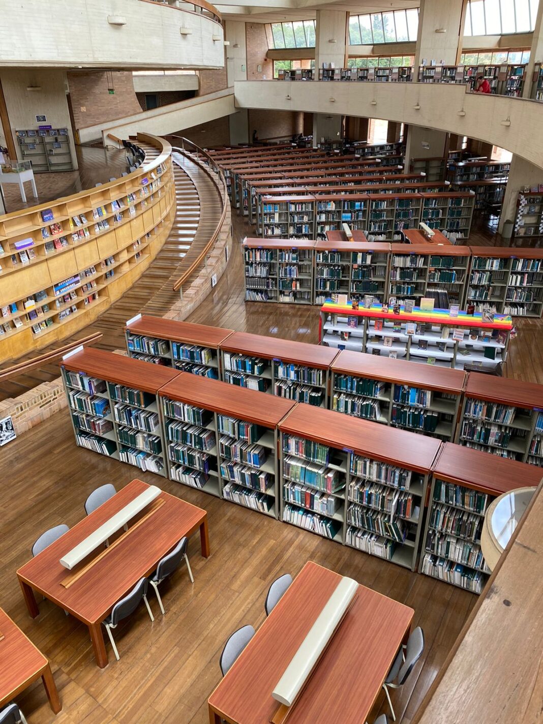 FPC visita Biblioteca Pública Virgílio Barco em Bogotá Logo