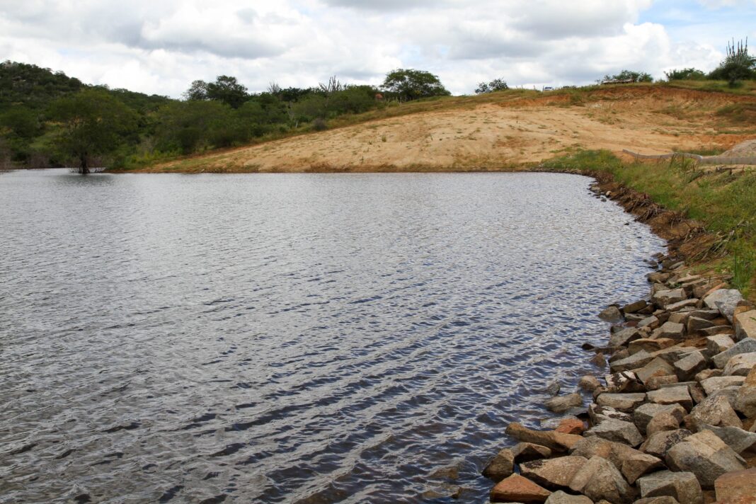 Implantação de barreiro em comunidade rural de Poções garante água Implantação de barreiro em comunidade rural de Poções garante água e segurança alimentar