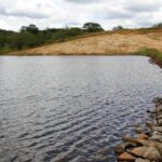 Implantação de barreiro em comunidade rural de Poções garante água e segurança alimentar