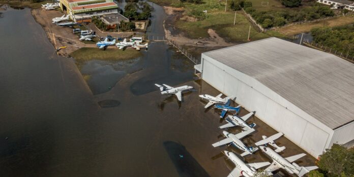 Base Aérea de Canoas recebe primeiro voo remanejado de Porto Alegre