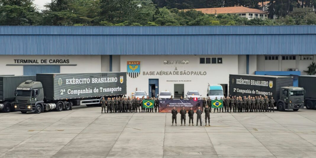 Caminhões levam 200 toneladas de doações para vítimas das chuvas Caminhões levam 200 toneladas de doações para vítimas das chuvas